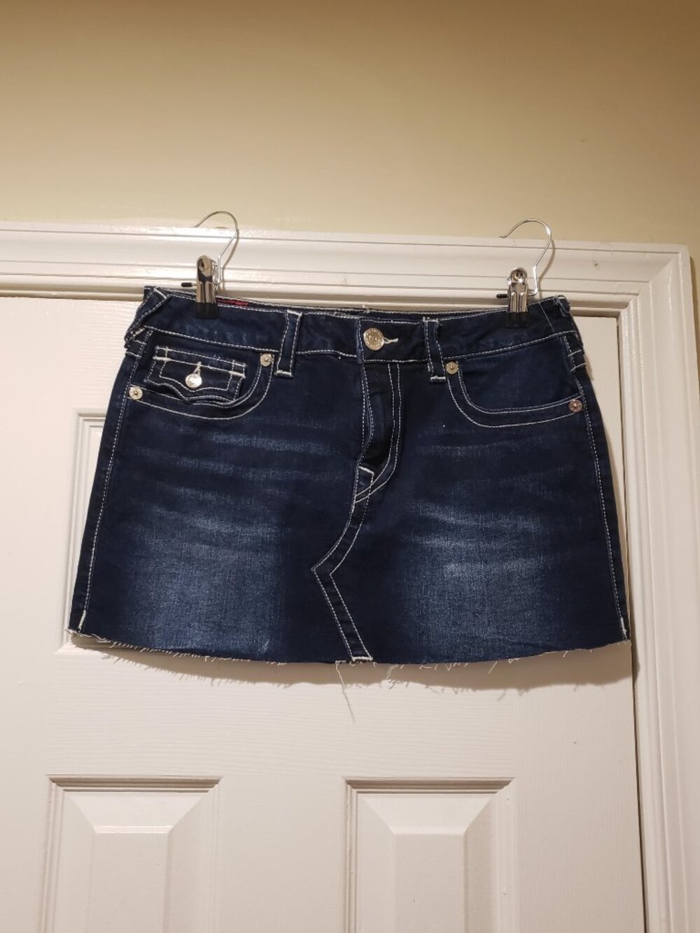 NWOT Women's 28 True Religion Dark Denim Mini Skirt with Red Pocket Horseshoes - Picture 2 of 2